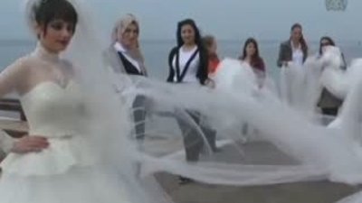 Bu gelinliğin duvağı 77 metre