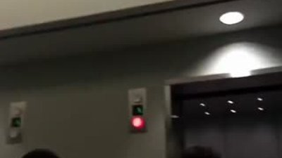 Asansörde ikiye bölünmüş adam şakası