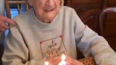 Mumları üflerken takma dişinden oldu