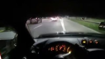 Otobanda Need For Speed tadında makas atan genç