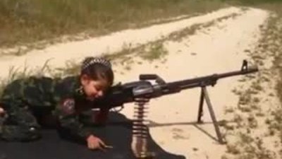 Makineli Tüfek Kullanan Küçük Kız 