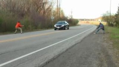 Yola ip germe numarasıyla sürücüleri trolleyen gençler