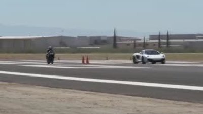 Dünyanın en hızlı motosikleti süper otomobillere karşı