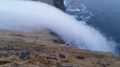 Oluşan sisin adeta nehir gibi aktığı inanılmaz görüntüler