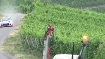 Ralli pistine bodoslama dalan traktör