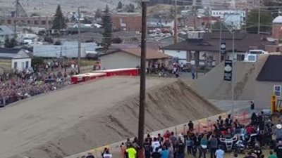 Tır ile yapılan 50 metrelik bir atlayış