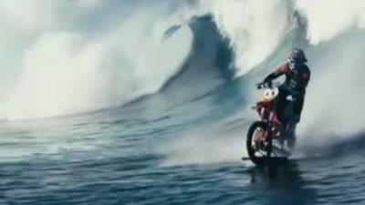 Avustralyalı dublör motosikletiyle sörf yaptı