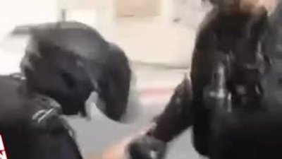 İsrail askerleri Filistinli genci döverek gözaltına aldı