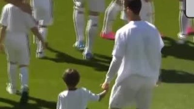 Ronaldo sahaya Suriyeli mülteciyle çıktı - İZLE