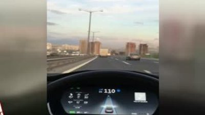 İstanbul trafiğinde Tesla'nın otomatik pilot sistemi testi 