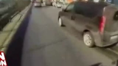 Sürücü motosikletliyi trafikte taciz etti