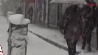 Hakkari'de mevsimin ilk karı yağdı