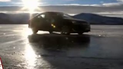 Donan Çıldır Gölü üzerinde drift yaptılar