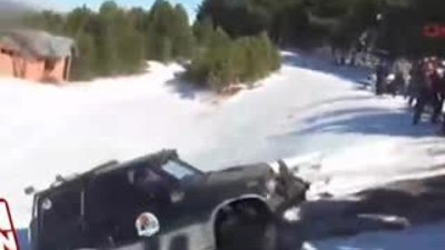 Off-road etkinliğinde cip böyle devrildi
