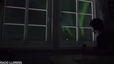 Kuzey Işıkları altında yamaç paraşütü