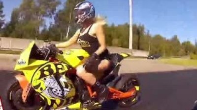 Motorcu kızlardan tehlikeli hareketler