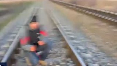 Tren rayında telefon şarjı