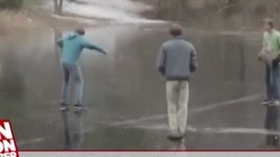 Buz tutmuş gölette yapılan eşşek şakası