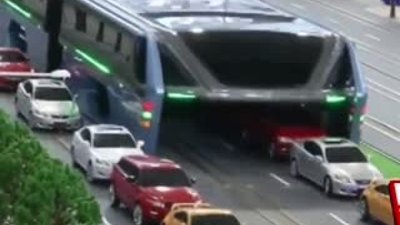 Çin yeni otobüsü ile aynı anda 1200 yolcu taşıyacak