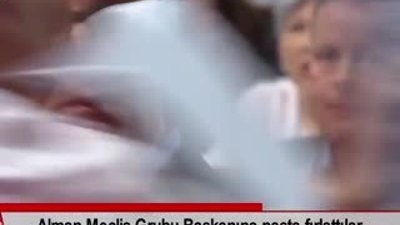 Alman Meclis Grubu Başkanına pasta fırlattılar