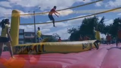 Futbol, voleybol, dans ve eğlenceden oluşan bir spor: Bossaball