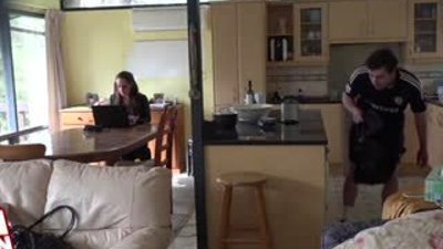 Miksere elini kaptırma şakasıyla kardeşinin aklını aldı