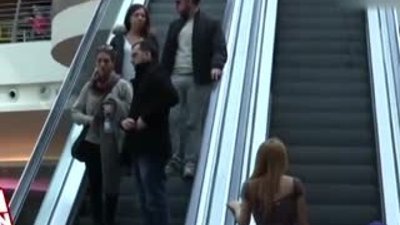 Yürüyen merdivende tanımadığınız biri elinize dokunursa