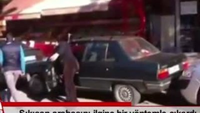 Sıkışan arabasını ilginç bir yöntemle çıkardı