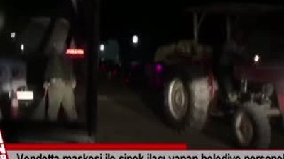 Vendetta maskesi ile sinek ilacı yapan belediye personeli