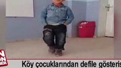 Köy çocuklarından defile gösterisi