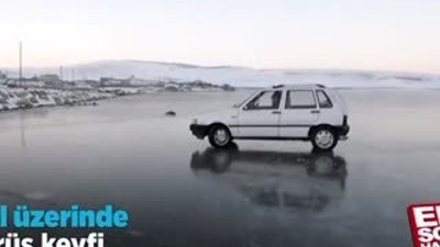 Donmuş göl üzerinde otomobil kullanan Ardahanlı gençler