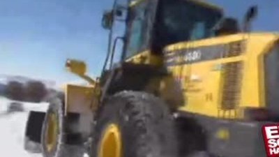 Sivas'ta kar köy yollarını kapattı