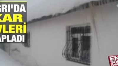 Ağrı'da kar evleri kapladı