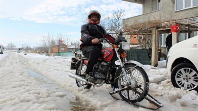 Motosikleti kar kızağına çeviren vatandaş