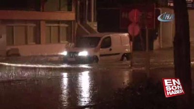 İzmir'de sağanak yağış hayatı olumsuz etkiledi