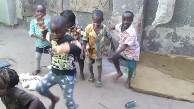 Ugandalı çocukların neşe dolu dansı