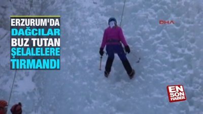 Genç dağcılar buz tutan şelalelere tırmandı