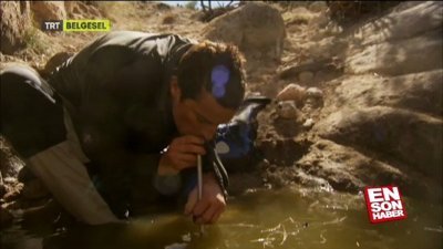 Çöl'de bulduğu pis suyu içilebilir hale getirdi