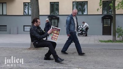 İllüzyonist adamdan görünmez sandalye numarası