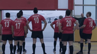 242 tonluk uçağı ittiler