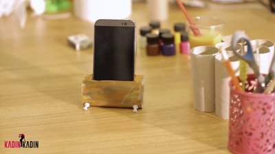 Tuvalet kağıdı rulosundan telefon tutacağı