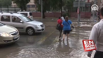 İzmir'de kuvvetli yağış hayatı olumsuz etkiledi