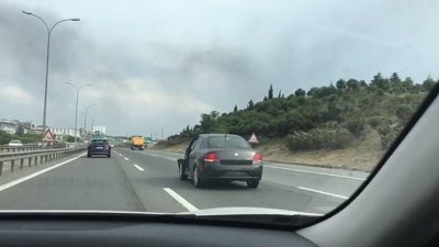 Arabanın ön kapısı olmadan otobanda ilerleyen sürücü