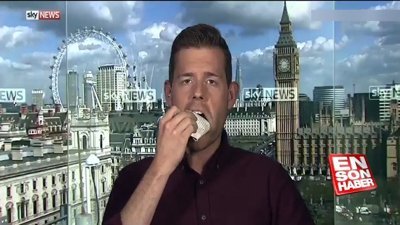 İngiliz akademisyen Matthew Goodwin canlı yayında kitap yedi