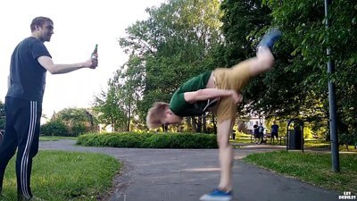 Böyle gazoz kapağı açma yöntemi görmediniz