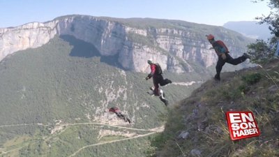 Arkadaşlarına cesaret vermek için grup halinde atladılar