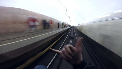 Metronun önüne asılıp istasyonlar arasında gezdi