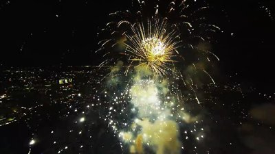 Havai fişeklerin patladığı an havadan görüntülendi