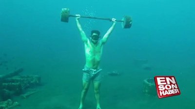 Su altında halter kaldıran adam