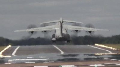 Askeri kargo uçağının dikine yükselmesi